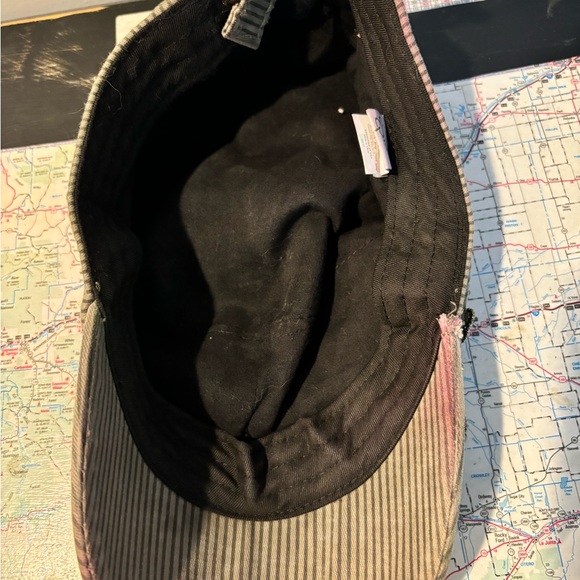 Newsboy hat with glitter brooch - Picture 3 of 3